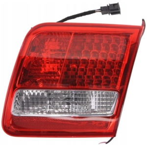 Audi A8 høyre indre baklykt 4E0945094G