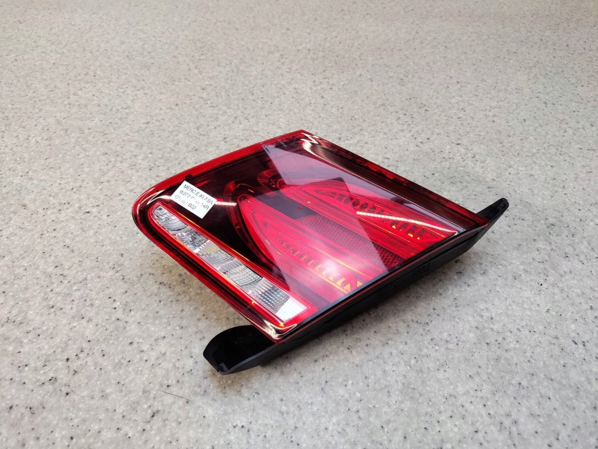 MERCEDES W207 høyre indre baklykt A2079063800 - Bilde 3