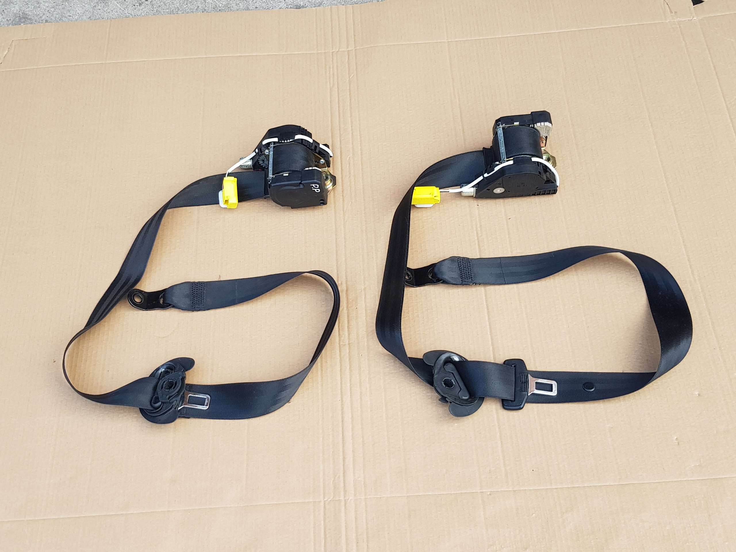 Komplett sett setebelte foran VW TOURAN venstre + høyre