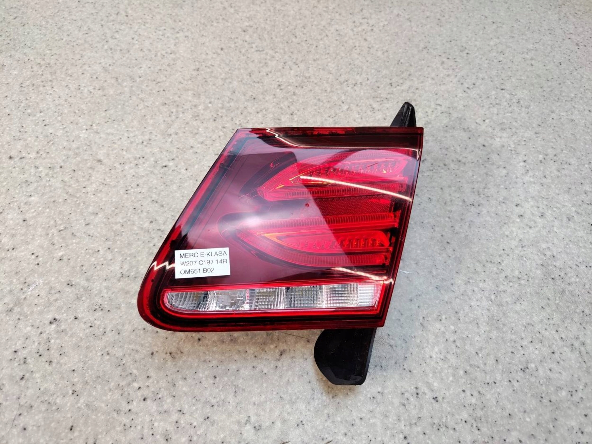 MERCEDES W207 høyre indre baklykt A2079063800