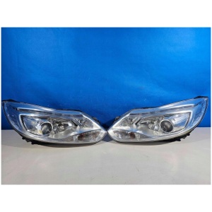 Ford Focus MK3 forlygter Bi-Xenon komplett venstre + høyre EU i svært god stand