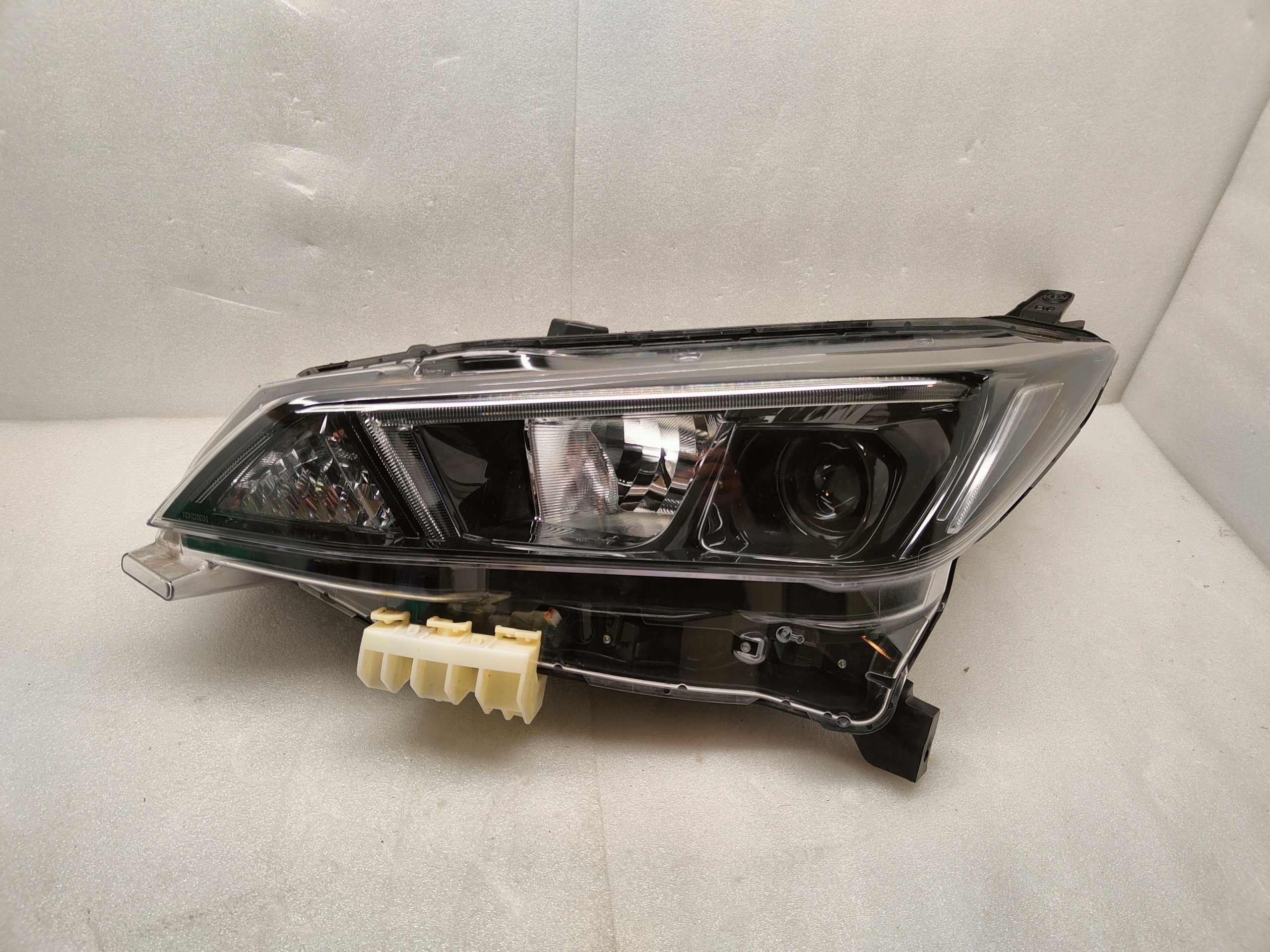 Nissan Leaf II – venstre front lyktelinse 260605SH0A 17261940181 main